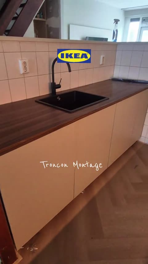 IKEA-onderkasten met houten werkblad en zwarte spoelbak, gemonteerd door Troncon