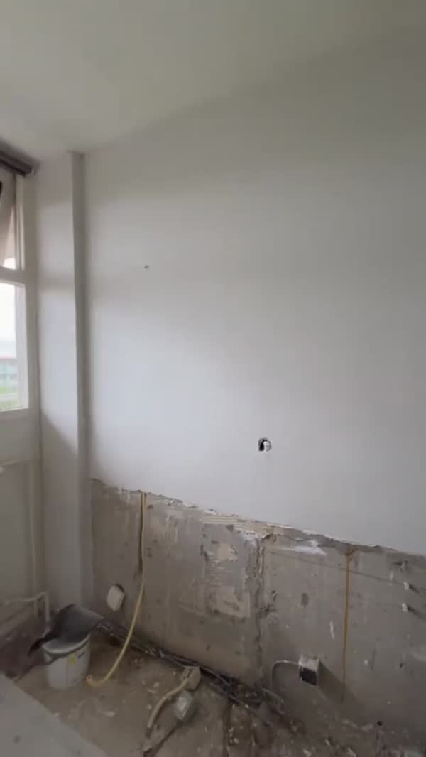 Strak gestucte keukenwand, klaar voor montage